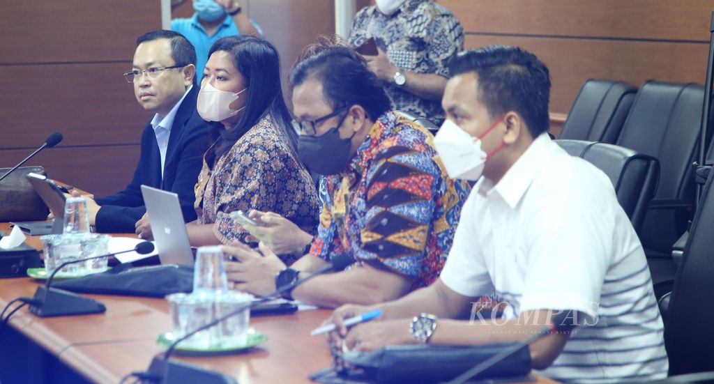 Tim pengacara Putri Chandrawati, istri Ferdy Sambo, Arman Hanis (berjas hitam) dan rekannya mendatangi Dewan Pers di Jakarta, Jumat (15/7/2022). 