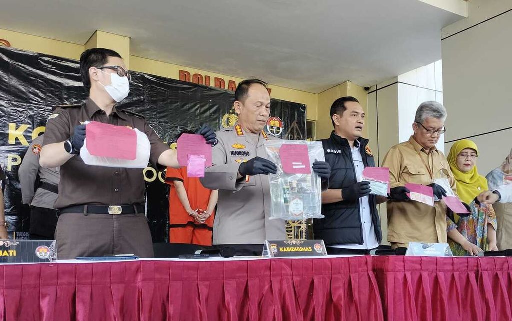 Polisi menunjukkan barang bukti kasus pencabulan terhadap 17 anak dalam jumpa pers di Markas Polda Daerah Istimewa Yogyakarta, Kabupaten Sleman, Senin (29/5/2023). Kasus pencabulan itu dilakukan oleh pelaku berinisial BM (54) di apartemen miliknya yang berlokasi di Sleman.