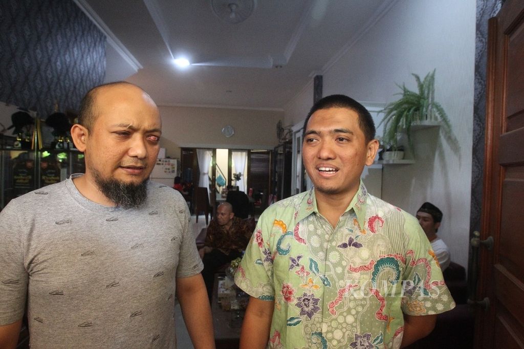 Komisi Pemberantasan Korupsi mengunjungi Novel Baswedan (sebelah kiri) di tempat tinggalnya di Jakarta, Minggu (17/6/2018). Kunjungan tersebut diwakili Yudi Purnomo yang kala itu masih menjabat sebagai Ketua Wadah Pegawai KPK.