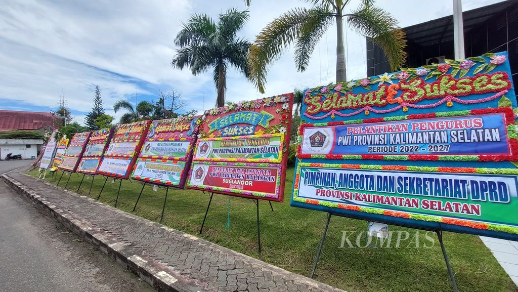 Papan bunga ucapan selamat dari berbagai pihak untuk pelantikan Pengurus Harian, Dewan Kehormatan, dan Dewan Penasihat Persatuan Wartawan Indonesia (PWI) Kalimantan Selatan periode 2022-2027 di halaman Gedung Mahligai Pancasila, Banjarmasin, Selasa (13/9/2022).