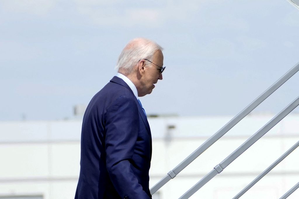 Presiden AS Joe Biden menaiki Air Force One saat meninggalkan Bandara Internasional Harry Reid di Las Vegas, Nevada, Rabu (17/7/2024). Biden mengalami gejala ringan setelah dites positif mengidap Covid-19 selama perjalanan kampanye ke Las Vegas.