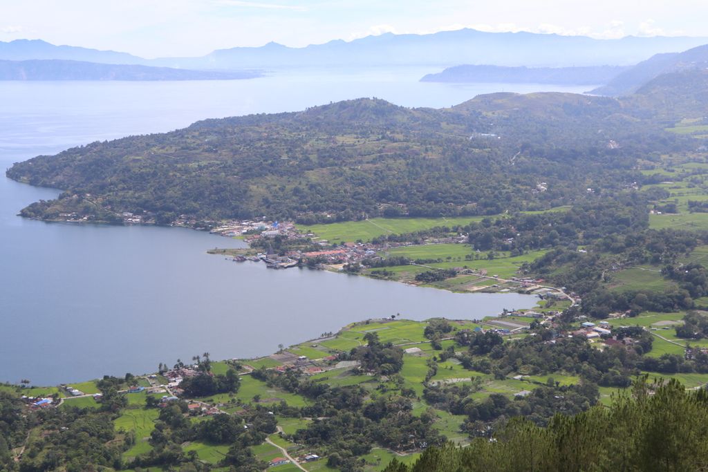 Lanskap pemandangan kawasan Danau Toba tampak dari atas Geosite Sipinsur di Kabupaten Humbang Hasundutan, Sumatera Utara, Sabtu (9/10/2021). 
