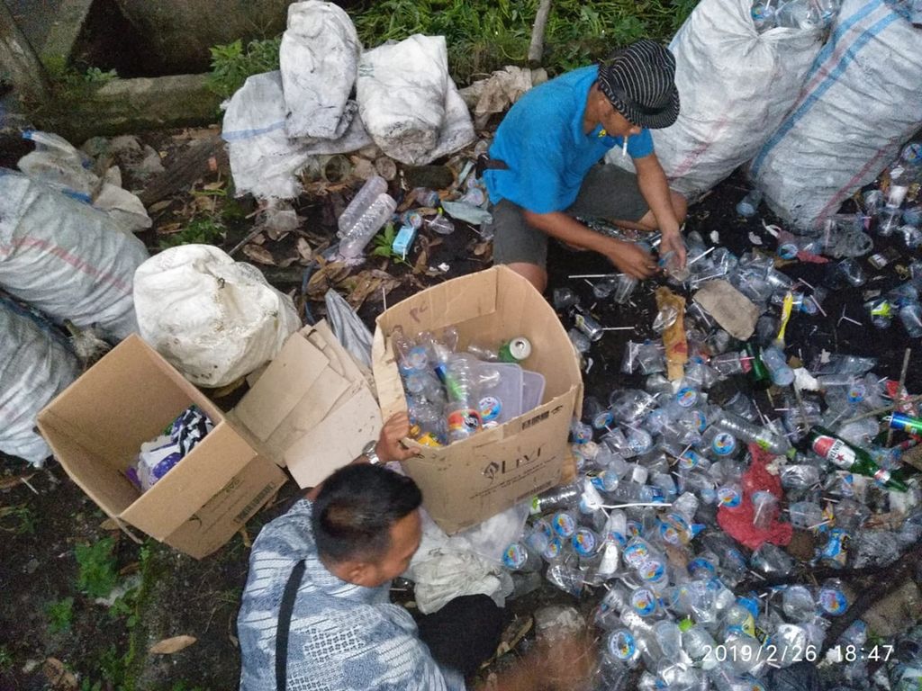 Warga Desa Kembang Kerang, Lombok Timur, Nusa Tenggara Barat, sedang memilah sampah plastik untuk dijual ke Bank Sampah. Di Kabupaten Dompu, sampah plastik digunakan untuk membayar cek kesehatan dan berobat di Puskesmas dan Rumah Sakit.
