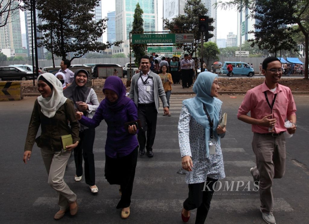 Perempuan pekerja di Jakarta dan fasilitas publik, termasuk <i>zebra cross</i>.
