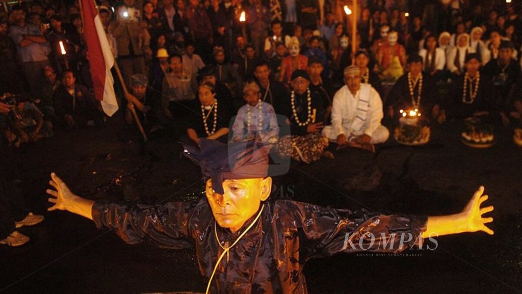 Aksi spiritual dan doa bersama di Perempatan Tugu Yogyakarta yang merupakan rangkaian lampah ratri atau jalan malam laku bisu dalam peringatan 1 abad Kebangkitan Nasional dimulai dari Monumen Jogja kembali berakhir di depan Alun-alun Utara Keraton Yogyakarta, Senin (19/5). Aksi ini bertujuan sebagai refleksi dan doa bagi keselamatan bangsa.