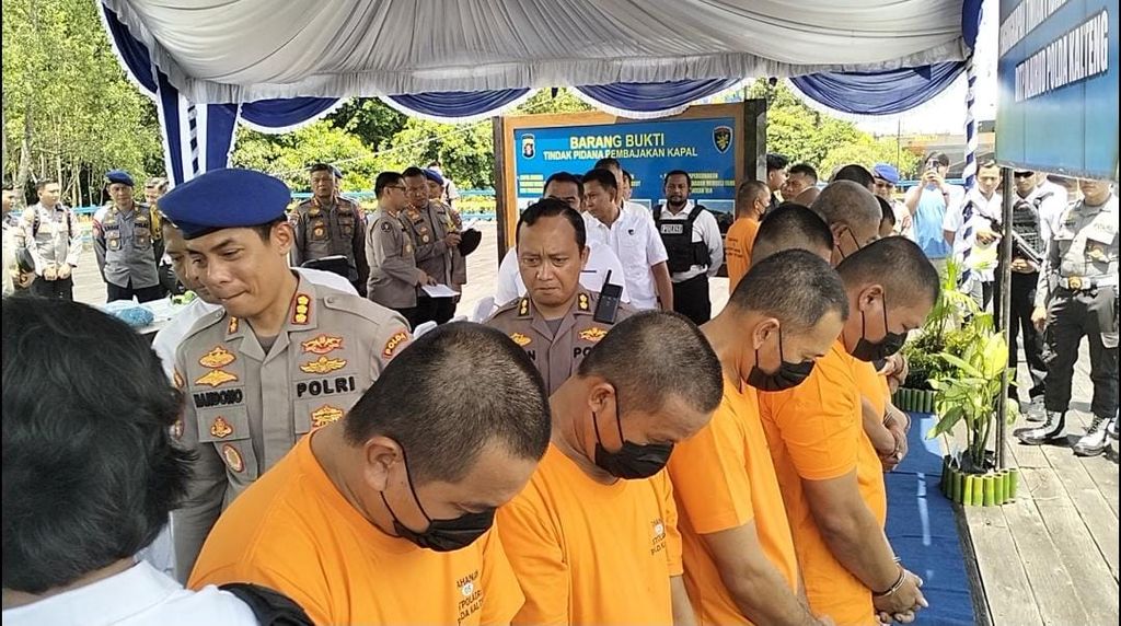 Bajak laut yang mencuri minyak nabati di perairan Kalimantan Tengah diringkus aparat keamanan dan ditunjukkan ke wartawan pada Jumat (1/11/2024). Mereka menyamar menjadi nelayan lalu menyekap kru kapal yang jadi korban.