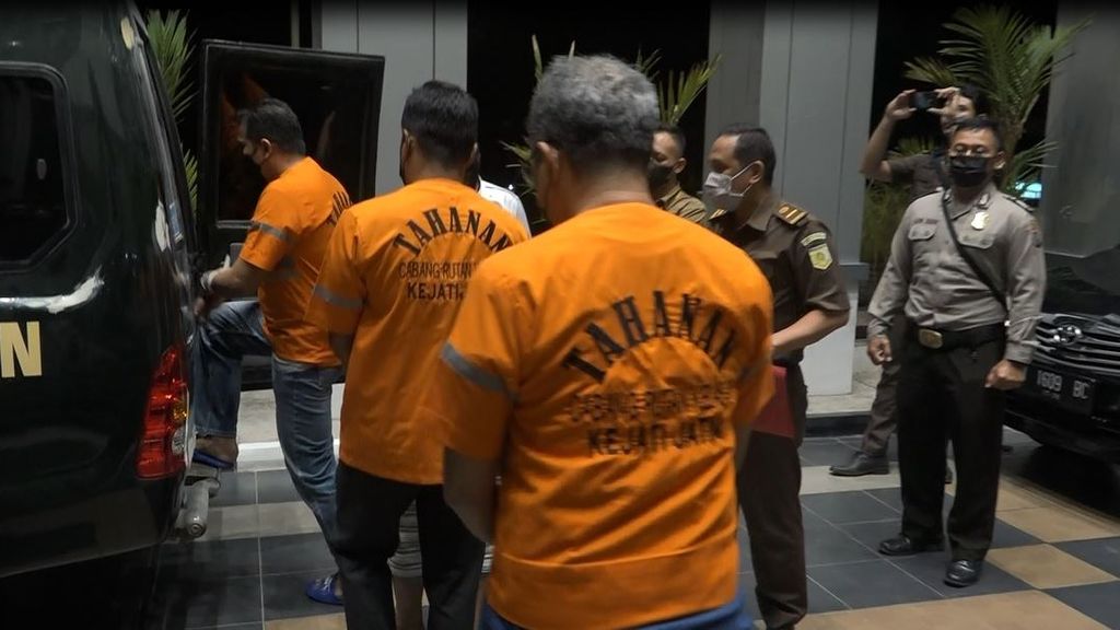 Tersangka kasus Tragedi Kanjuruhan tengah dibawa dari Kejaksaan Tinggi Jawa Timur ke rumah tahanan Kepolisian Daerah Jatim, Rabu (21/12/2022).