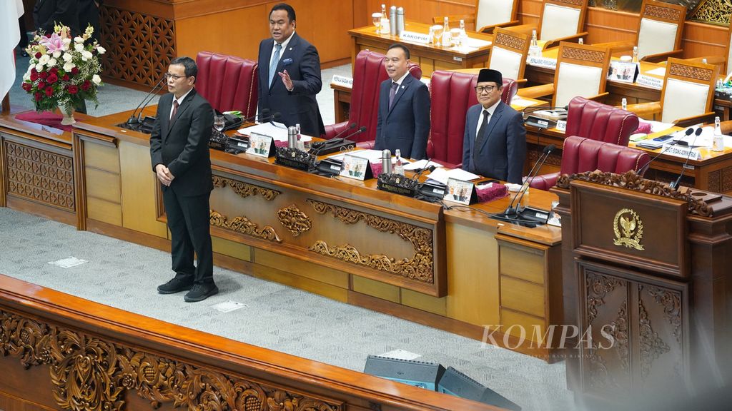 Guntur Hamzah (kiri) saat disahkan menjadi Hakim Konstitusi di Mahkamah Konstitusi saat Rapat Paripurna ke-7 Masa Sidang 1 Tahun Sidang 2022-2023 di Ruang Sidang Paripurna DPR RI, Jakarta, Kamis (29/8/2022). 