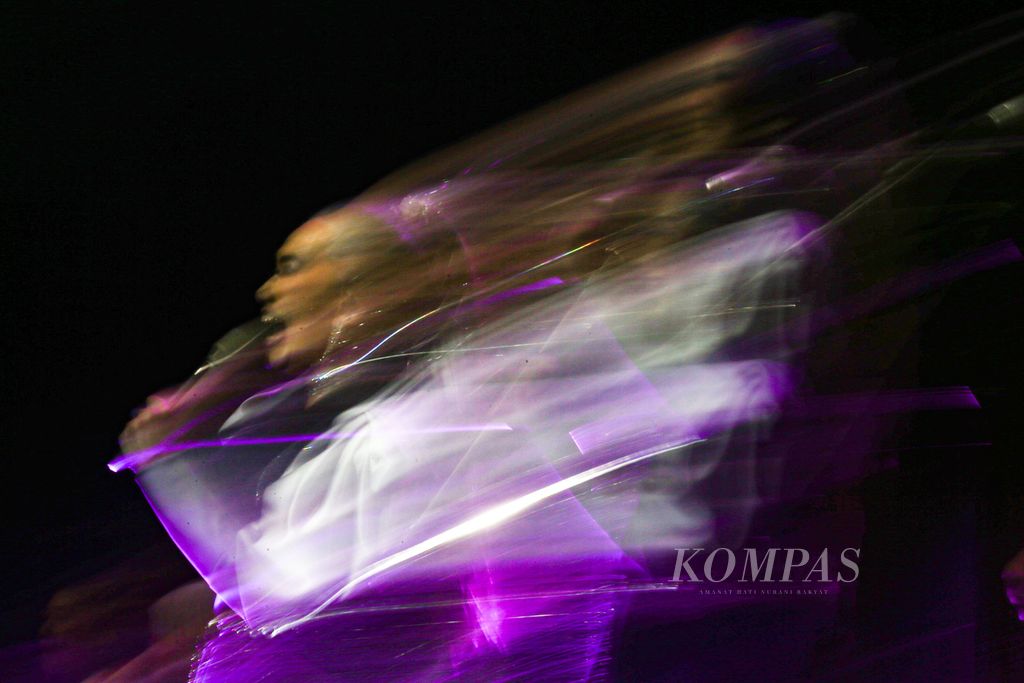 Foto dengan teknik <i>slow speed</i> merekam penampilan penyanyi Reza Artamevia di Jakarta International BNI Java Jazz Festival ke-17.