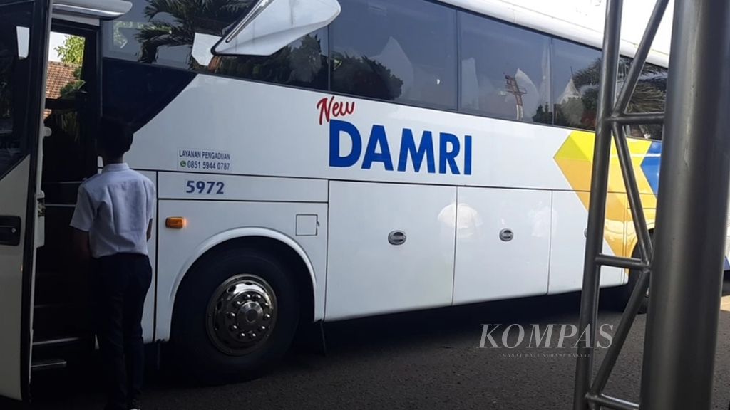 Bus Damri bersiap mengantar rombongan Menteri Perhubungan Budi Karya Sumadi dari Bandara Husein Sastranegara, Kota Bandung, Jawa Barat, ke Bandara Kertajati, Rabu (18/10/2023).