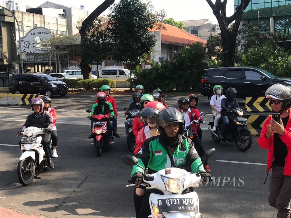 Menggunakan ojek daring, para fungsionaris Partai Solidaritas Indonesia berangkat ke Istana Kepresidenan, Jakarta, Kamis (18/7/2019). Selain menghindari kemacetan, penggunaan ojek daring juga untuk menguatkan ekonomi kerakyatan. 