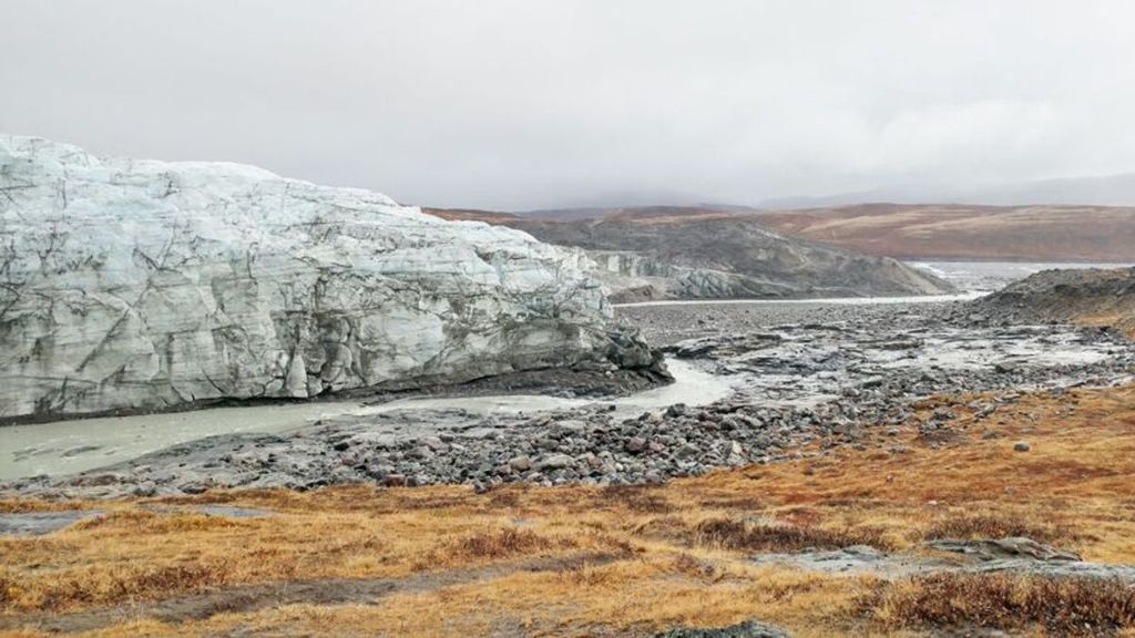Cairan dari lapisan es membawa sedimen pada Russell Glacier, Greenland. Penelitian menunjukkan aliran ini mengandung metana yang lebih tinggi dibandingkan sungai-sungai besar di daratan.