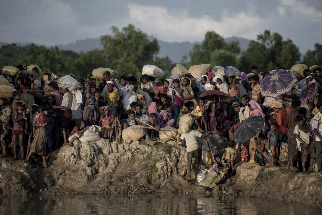 Foto pada 10 Oktober 2017 menunjukkan pengungsi Rohingya melarikan diri dari Myanmar tiba di Sungai Naf di Whaikyang, perbatasan Bangladesh. 