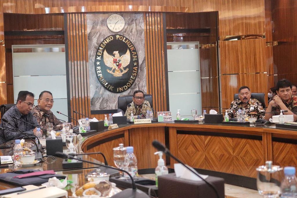 Menteri Koordinator Bidang Politik, Hukum, dan Keamanan Mahfud MD menggelar rapat bersama Tim Penyelesaian Non Yudisial Pelanggaran HAM Berat Masa Lalu (Tim PPHAM), Senin (19/12/2022).