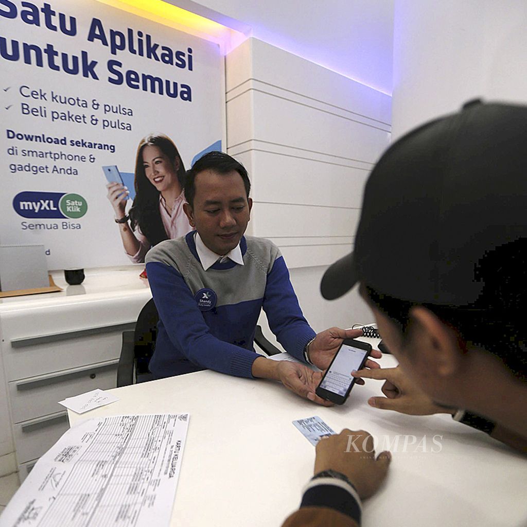 Konsumen melakukan registrasi kartu sim prabayar di gerai XL, Lotte Shopping Avenue, Kuningan, Jakarta, Jumat (27/10/2017).