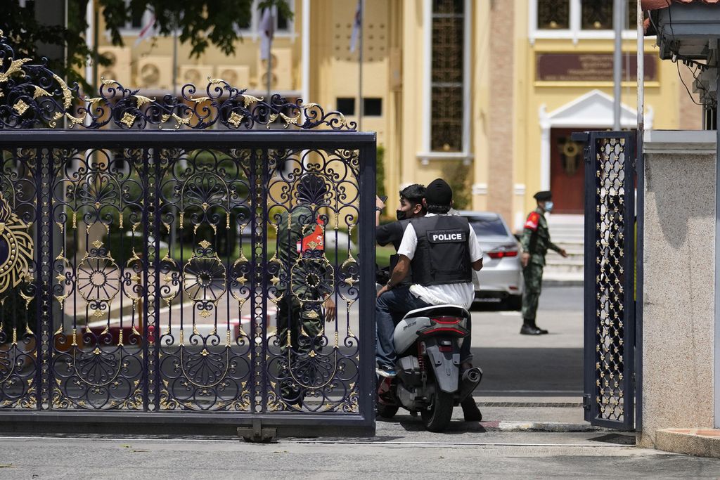 Aparat kepolisian melewati gerbang markas Komando Pelatihan Angkatan Darat, Bangkok, Thailand, Rabu (14/9/2022). Peristiwa penembakan massal terburuk di Thailand yang melibatkan seorang tentara terjadi pada tahun 2020 yang melepaskan tembakan di sebuah mal di Bangkok dan menewaskan 29 orang dan menahan pasukan keamanan selama sekitar 16 jam sebelum akhirnya bunuh diri.