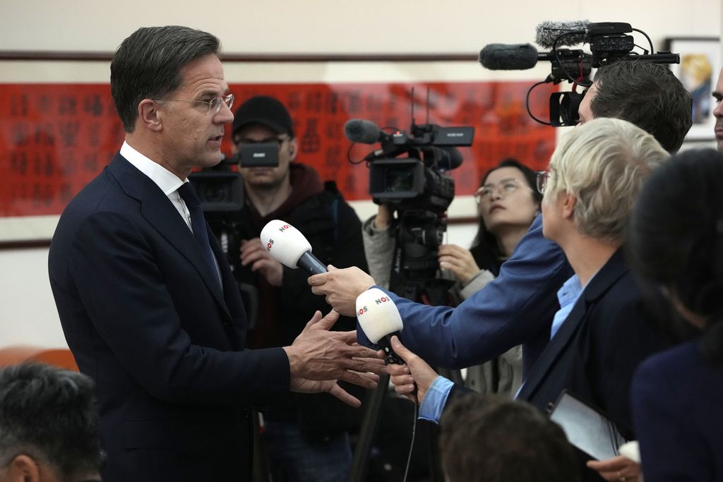 Perdana Menteri Belanda Mark Rutte (kiri) berbicara kepada wartawan di kantor Kedutaan Besar Belanda di Beijing, China, Rabu (27/3/2024). 