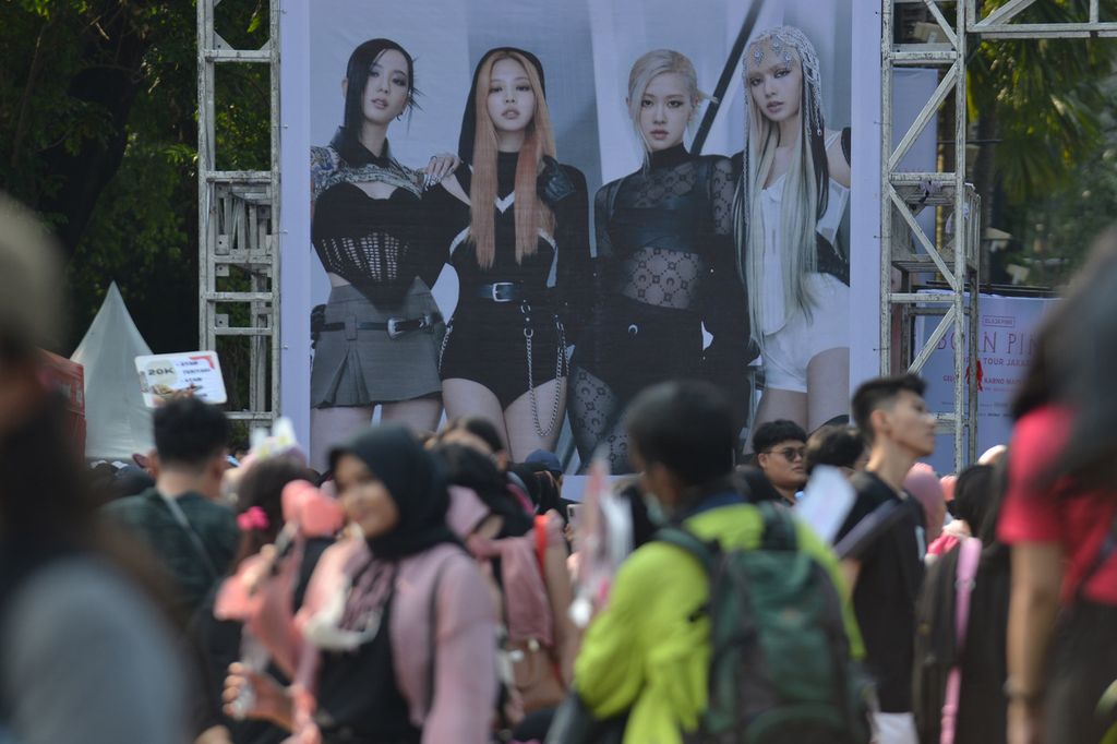 Gambar para personel <i>girl group</i> asal Korea Selatan, Blackpink, di salah satu spanduk di kawasan Stadion Utama Gelora Bung Karno (GBK), Jakarta Pusat, Sabtu (11/3/2023). Para ”Blink”, sebutan penggemar Blackpink, mulai memadati kawasan Stadion Utama GBK menjelang penampilan <i>girl group</i> asal Korea Selatan, Blackpink. 