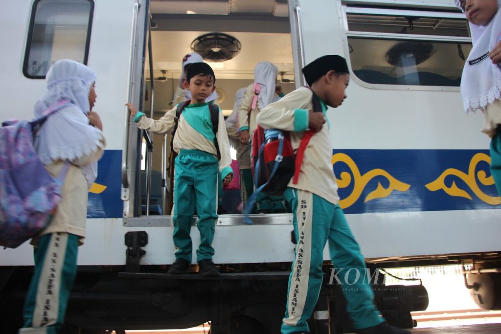 Saat ini operasional kereta api di Kabupaten Aceh Utara-Kabupaten Bireuen, Provinsi Aceh, baru 21 kilometer. Untuk jangka panjang, kereta api antarprovinsi di Pulau Sumatera dianggap menjadi pemicu kemajuan ekonomi. Pada 2030, diperkirakan jumlah angkutan penumpang kereta api di Sumatera sebanyak 48 juta dan angkutan barang 403 juta ton.