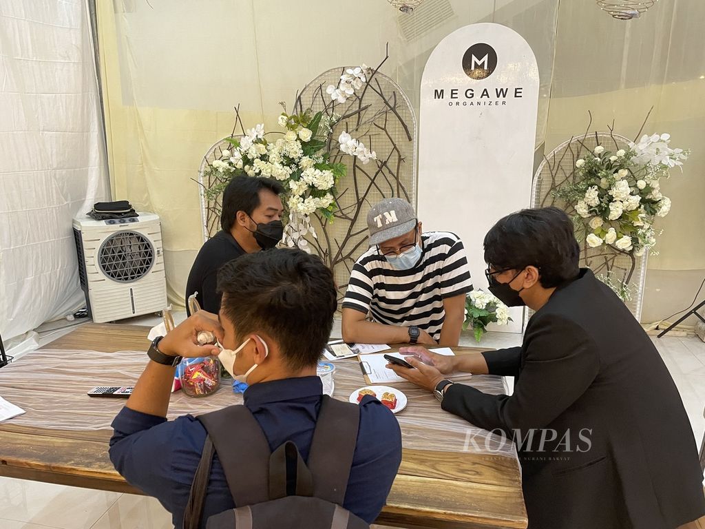 Tim Megawe Organizer melayani calon pengantin yang sedang mencari referensi untuk acara pernikahannya dalam acara Lombok Wedding Festival 1.0 di Narmada Convention Hall, Mataram, Nusa Tenggara Barat, Jumat (29/10/2021).