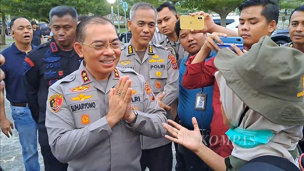 Kepala Kepolisian Daerah Sumatera Barat Inspektur Jenderal Suharyono mendengarkan aduan dari Zulia Yandani, jurnalis Classy FM, atas intimidasi yang dialami saat meliput pemulangan massa aksi dari Pasaman Barat di Masjid Raya Sumbar, Kota Padang, Sumbar, Sabtu (5/8/2023) sore.