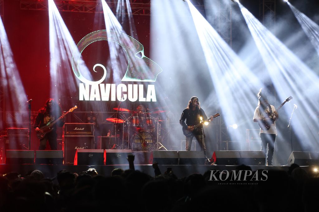 Grup Navicula tampil dalam konser festival Rock in Solo di Benteng Vastenburg, Surakarta, Jawa Tengah, Minggu (30/10/2022). Festival musik keras itu menampilkan 15 grup dari dalam dan luar negeri.