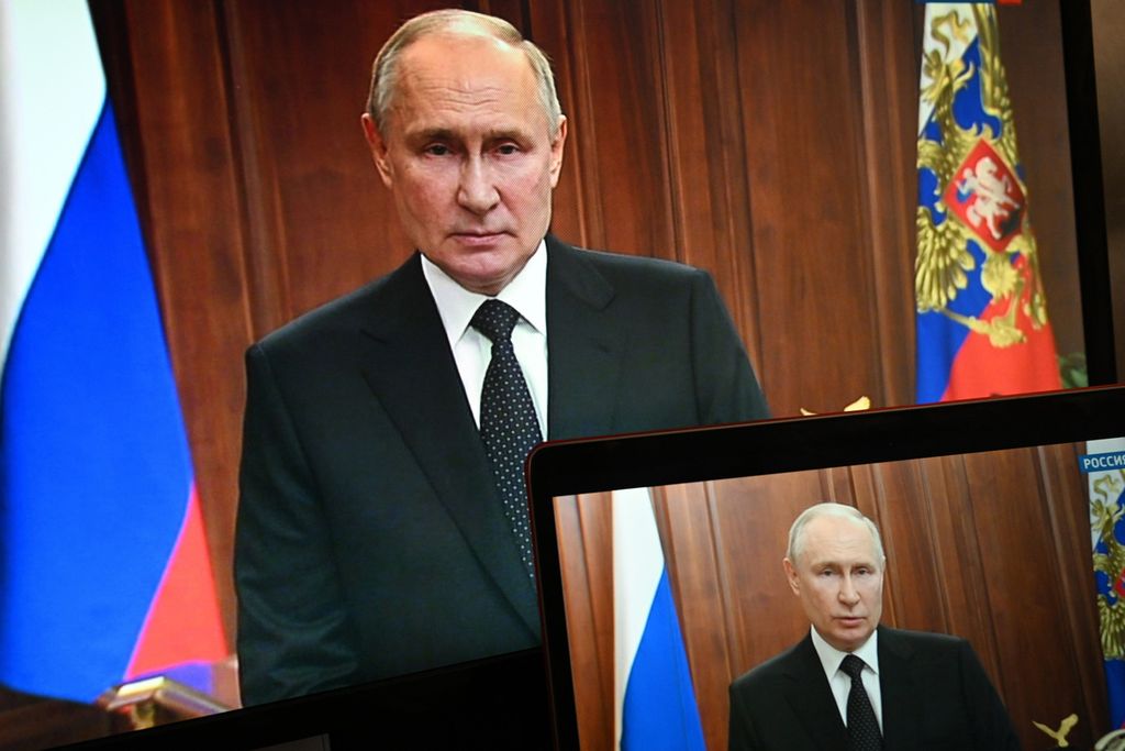Presiden Rusia Vladimir Putin terlihat di layar monitor di Moskwa, Rusia, 24 Juni 2023, saat dia berpidato setelah pemimpin kelompok tentara bayaran Wagner, Yevgeny Prigozhin, menyatakan pemberontakan bersama pasukannya. 