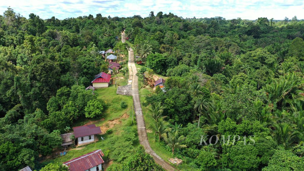 Hutan Desa Kampung Sira-Manggroholo yang masih asri mengelilingi kawasan permukiman di Kampung Sira, Sorong Selatan, Papua Barat.