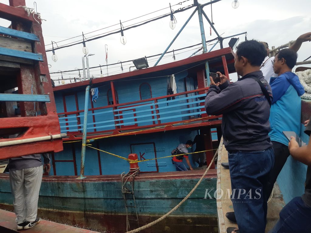 Polisi memeriksa kapal tempat penemuan dua korban tewas di Pelabuhan Perikanan Nusantara Kejawanan, Kota Cirebon, Jawa Barat, Selasa (23/4/2024). Sebanyak dua anak buah kapal diduga tewas dan seorang lainnya kritis saat membersihkan palka di kapal itu.
