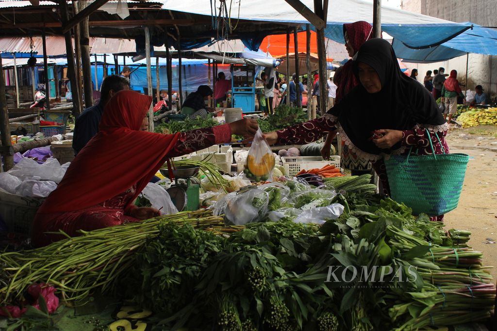Petani di Kecamatan Jabiren, Kabupaten Pulang Pisau, Kalimantan Tengah, menjajakan sayuran yang mereka tanam sendiri di Pasar Jabiren setiap Jumat (22/9/2023). Beberapa petani memanfaatkan lahan yang sudah dibuka untuk food estate untuk menanam sayuran.