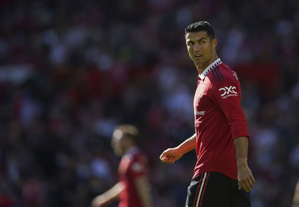 Reaksi penyerang Manchester United, Cristiano Ronaldo, pada laga pramusim antara Manchester United dan Rayo Vallecano di Stadion Old Trafford, Manchester, Inggris, 31 Juli 2022.