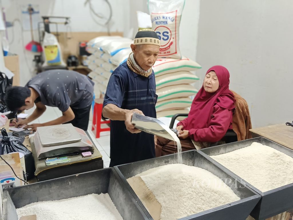 Tampak aktivitas pedagang beras di Pasar Kosambi, Kota Bandung, Jawa Barat, Minggu (18/2/2024). Para pedagang di P Pasar Kosambi mengeluhkan kelangkaan beras sejak awal tahun ini.