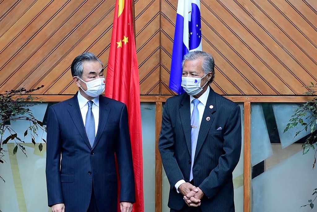 Foto ini dirilis Forum Kepulauan Pasifik pada 29 Mei 2022. Tampak Sekretaris Jenderal Forum Kepulauan Pasifik Henry Puna (kanan) dan Menteri Luar Negeri China Wang Yi (kiri) berpose dalam pertemuan mereka di ibu kota Fiji, Suwa.