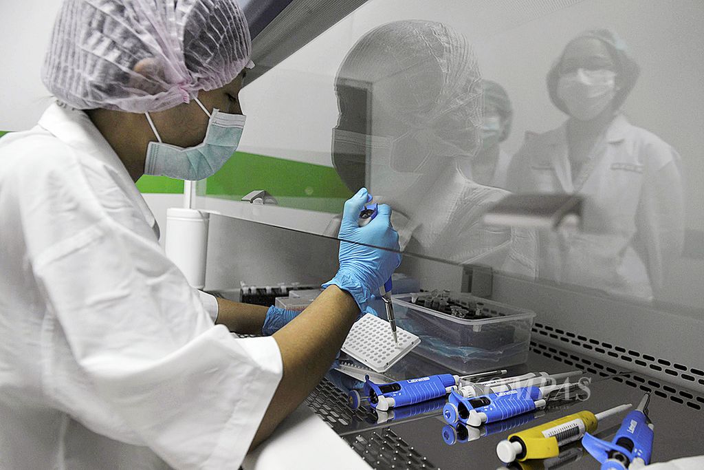 Penelitian sel punca di laboratorium Unit Pelayanan Terpadu Teknologi Kedokteran Sel Punca RSCM-FKUI, Jakarta, Kamis (8/9). Di tempat ini menyediakan dan menyelenggarakan kegiatan pelayanan, pengolahan, pendidikan, pengembangan, dan penelitian sel punca di rumah sakit.