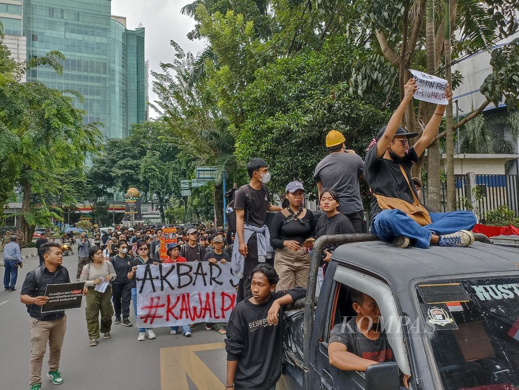 Mahasiswa dan organisasi masyarakat sipil berunjuk rasa di Gedung DPRD Sumatera Utara di Medan, Jumat (23/8/2024).