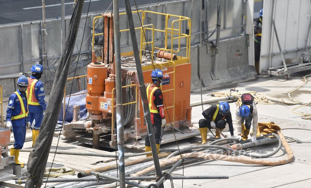 Aktivitas para pekerja di lokasi proyek MRT Jakarta fase 2A paket kontrak atau CP 201 di Jalan MH Thamrin, Jakarta, Sabtu (8/1/2022). PT MRT Jakarta (Perseroda) menargetkan penyelesaian Fase 2A segmen Bundaran HI-Harmoni pada Maret 2025 dan segmen Harmoni-Kota pada Agustus 2027. Namun terkendalanya kontrak pembangunan menyebabkan tenggat tersebut terancam mundur. 
