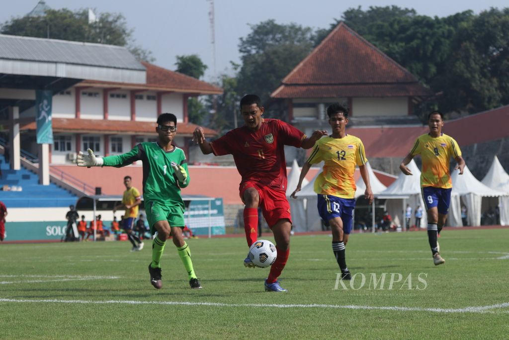 Penyerang tim nasional sepak bola <i>cerebral palsy</i> Indonesia, M Iksan Tabrani, berebut bola dengan pemain Thailand dalam laga pertama ASEAN Para Games Solo 2022 di Stadion UNS, Surakarta, Jawa Tengah, Minggu (31/7/2022). 