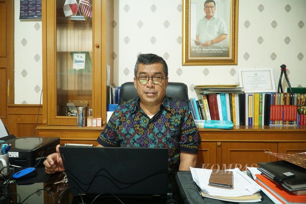 Ketua Aptisi Wilayah X-A Sumatera Barat (Sumbar) sekaligus Rektor Institut Teknologi Padang Hendri Nofrianto ketika ditemui di kantornya, di Padang, Sumbar, Senin (21/8/2023).