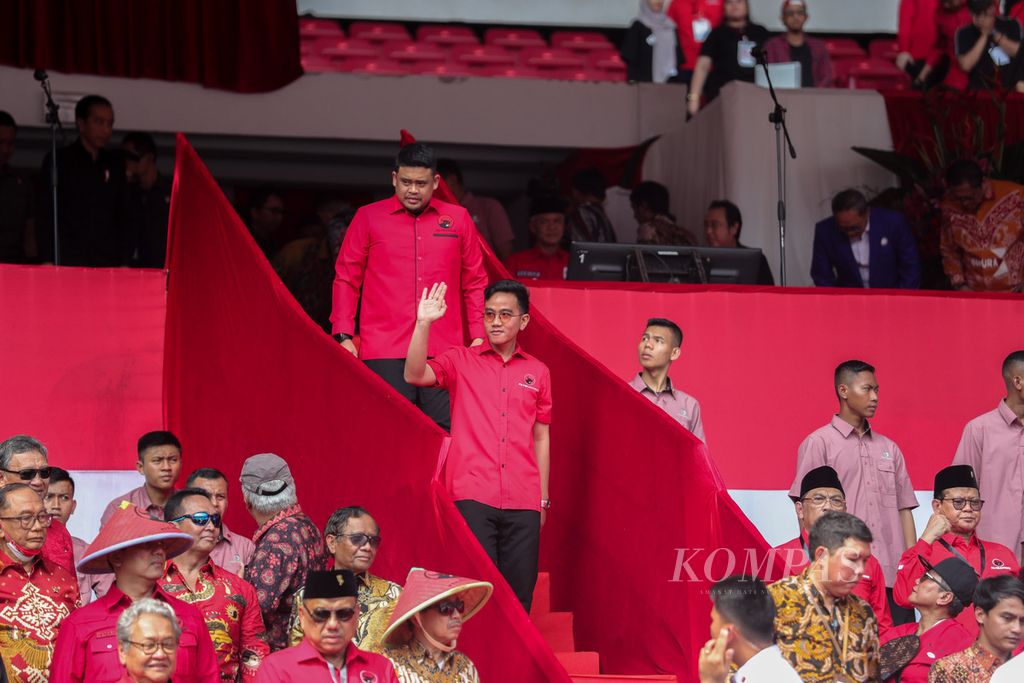 Wali Kota Surakarta Gibran Rakabuming Raka (melambaikan tangan) bersama Wali Kota Medan Bobby Nasution turut hadir di acara Puncak Peringatan Bulan Bung Karno di Gelora Bung Karno, Jakarta, Sabtu (24/6/2023). 