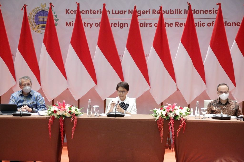 Menteri Luar Negeri Retno Marsudi didampingi Co-Sherpa G20 dari Kemenlu, Dian Triansyah Djani (kiri), dan Direktur Jenderal Informasi dan Diplomasi Publik Kemenlu Teuku Faizasyah (kanan) menyampaikan keterangan pers terkait dengan persiapan Indonesia menyelenggarakan KTT G20 di Jakarta, Kamis (13/10/2022).
