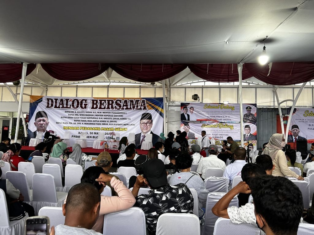 Para pedagang pakaian bekas ilegal menunggu kedatangan Menteri Perdagangan Zulkifli Hasan dan Menteri Koperasi dan Usaha Kecil Menengah Teten Masduki saat bertemu dengan para pedagang pakaian bekas ilegal di Pasar Senen Blok III, Jakarta, Kamis (30/3/2023).