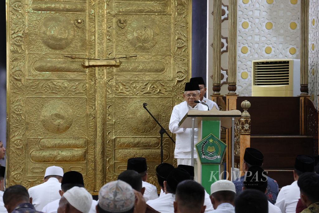 Wakil Presiden Ma'ruf Amin menyampaikan tausiah saat ibadah shalat Tarawih di Masjid Agung Awwal Fathul Mubien Kota Manado, Sulawesi Utara, Rabu (3/4/2024).