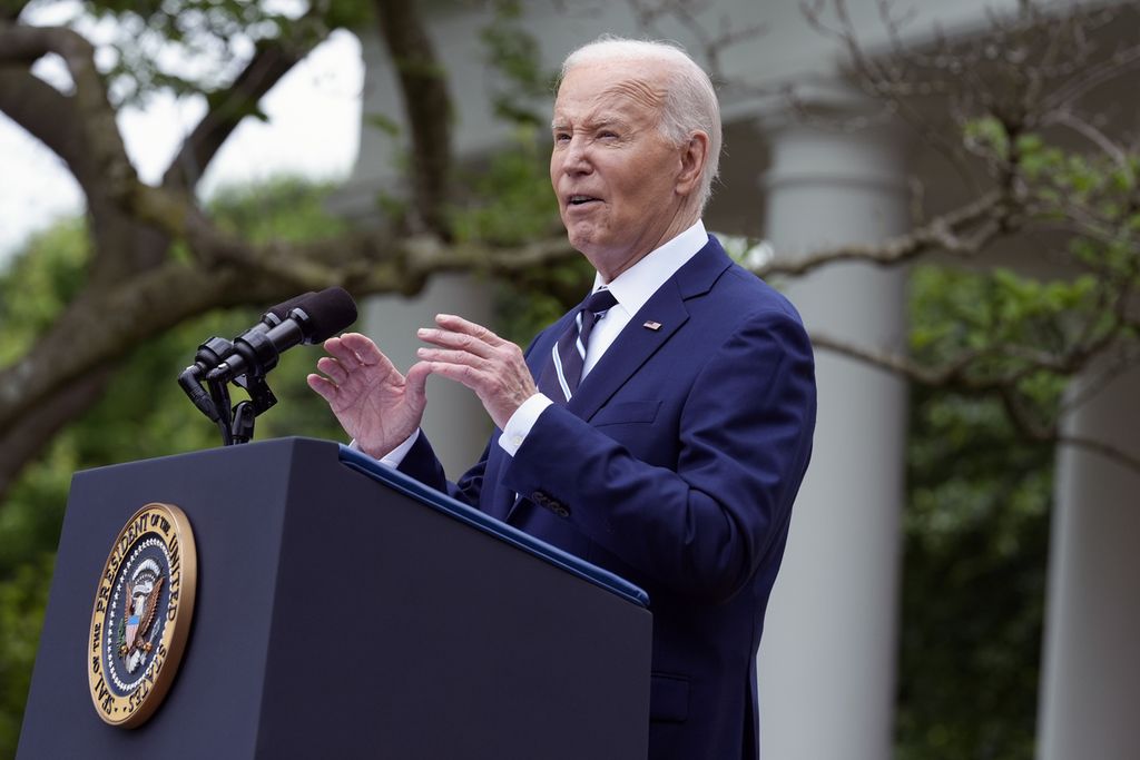 Presiden Amerika Serikat Joe Biden mengumumkan kenaikan tarif bea masuk aneka komoditas impor dari China, Selasa (14/5/2024) siang, di Gedung Putih.