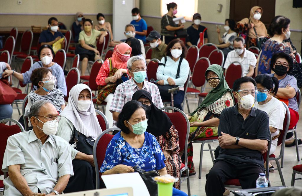 Warga lansia menunggu setelah menerima suntikan vaksin Covid-19 ketiga di Puskesmas Kebon Jeruk, Jakarta Barat, Jumat (14/1/2022). Warga antusias mengikuti vaksinasi penguat.