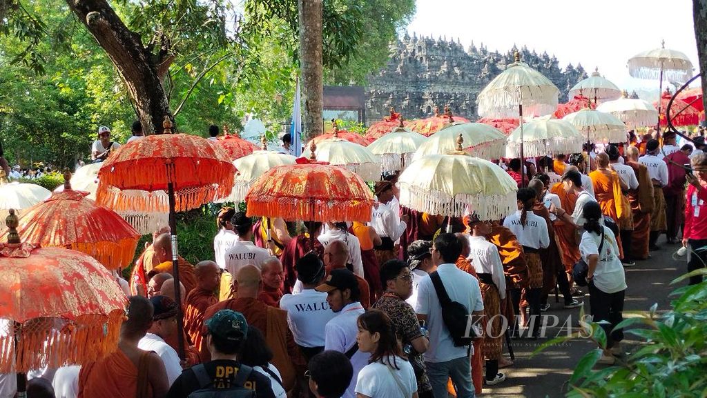Ribuan umat Buddha mengantre untuk hadir dan duduk di pelataran Candi Borobudur untuk menantikan detik-detik Waisak 2023 yang jatuh pada Minggu (4/6/2023) pukul 10.41.19.