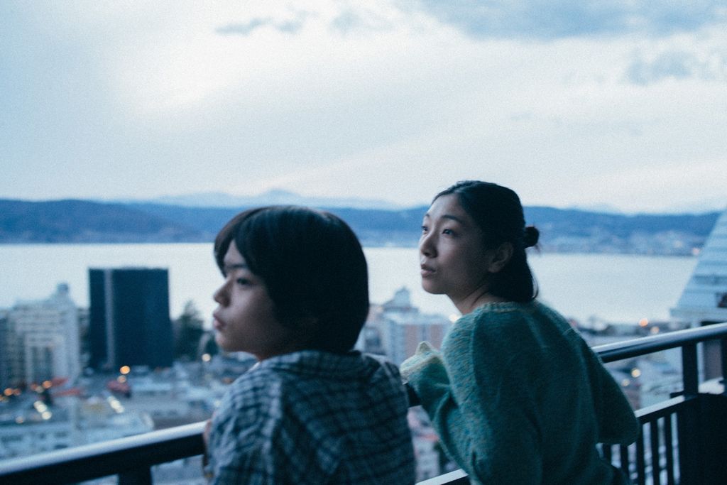 Saori dan Minato ketika berbincang di balkon rumah mereka dalam film <i>Monster</i> (2023).