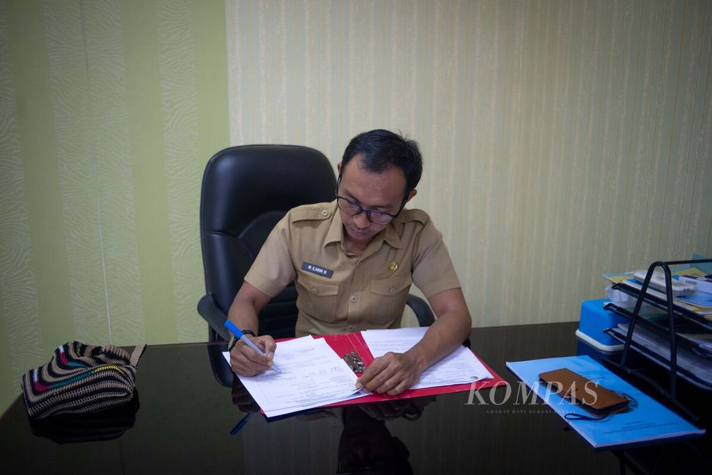 Sekretaris Dinas Pariwisata Kabupaten Fakfak Muhammad Ilham saat ditemui di kantornya, Senin (26/6/2023).
