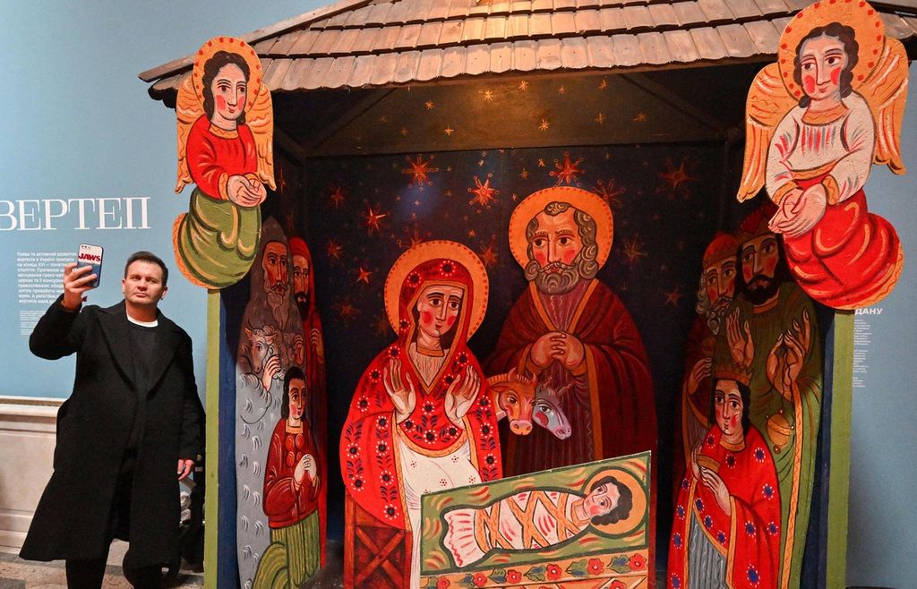 Hiasan natal di Stasiun Besar Kyiv, Ukraina, pada 21 Desember 2023. Sudah dua tahun Ukraina merayakan Natal di tengah serbuan Rusia.