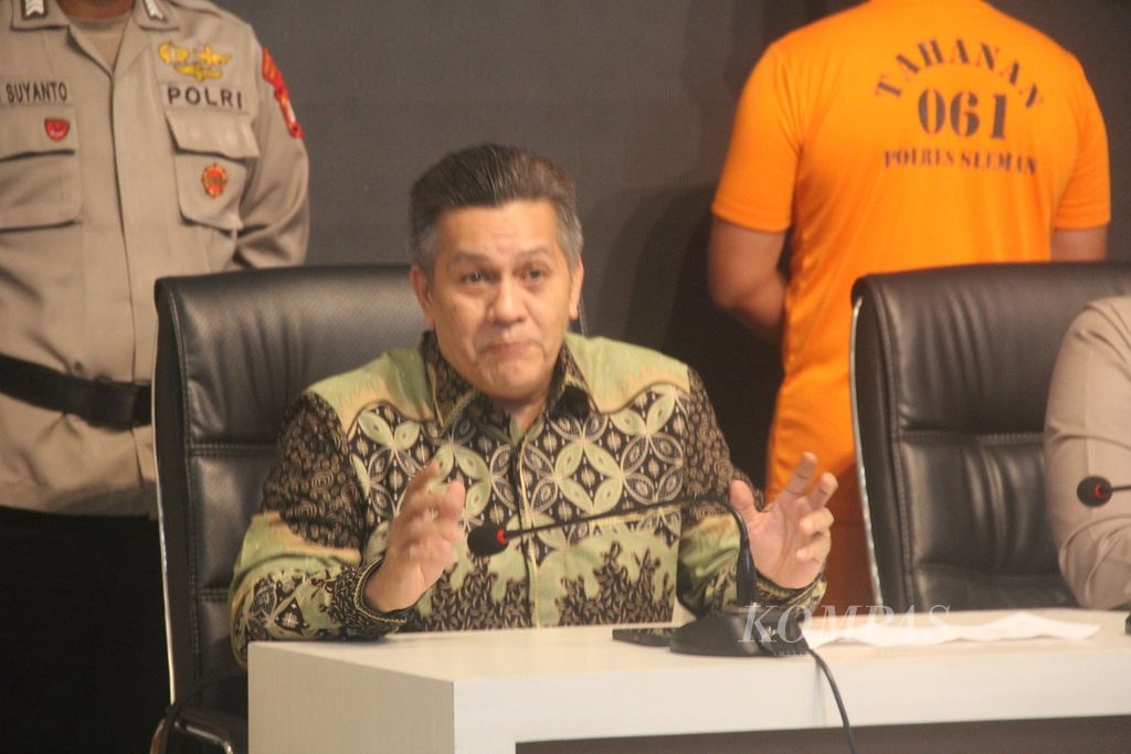 Presiden Direktur PT Putra Sleman Sembada (PSS) Gusti Randa ikut hadir dalam konferensi pers kasus dokter gadungan yang pernah bekerja di klub sepak bola PSS Sleman, Selasa (30/1/2024), di Polresta Sleman, Daerah Istimewa Yogyakarta. 