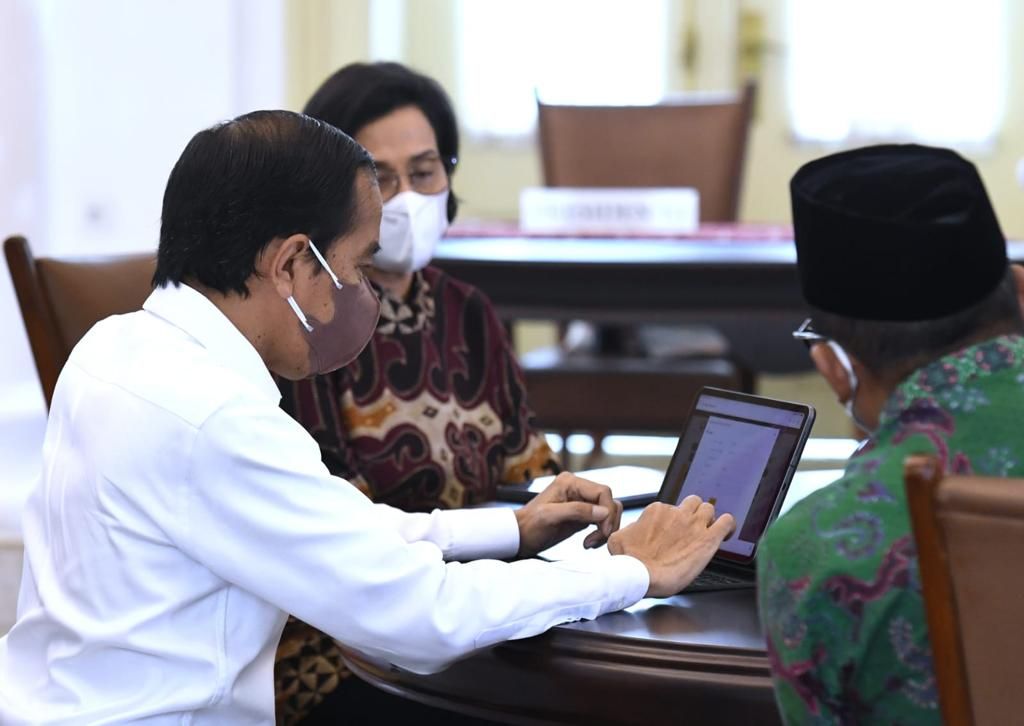 Presiden Joko Widodo melaporkan Surat Pemberitahuan Tahunan Pajak Penghasilan (PPh) melalui aplikasi daring <i>e-filing</i> di Istana Kepresidenan Bogor, Jawa Barat,  Jumat, 4 Maret 2022. 